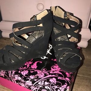 Quips Black Wedges